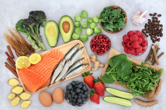 photo of anti-inflammatory foods like salmon, sardines, spinach, avocado, cinnamon and lemons
