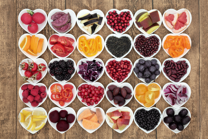 Fruit and vegetables organized on a table. 