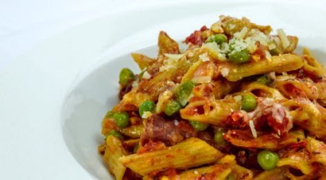 Baked penne with peas, prosciutto and mozzarellaa